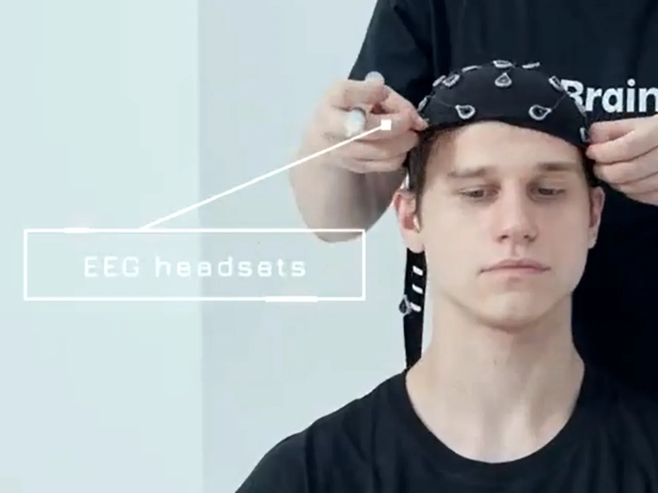 Perangkat EEG headset yang membaca sinyal otak untuk mengendalikan robot dari jarak jauh