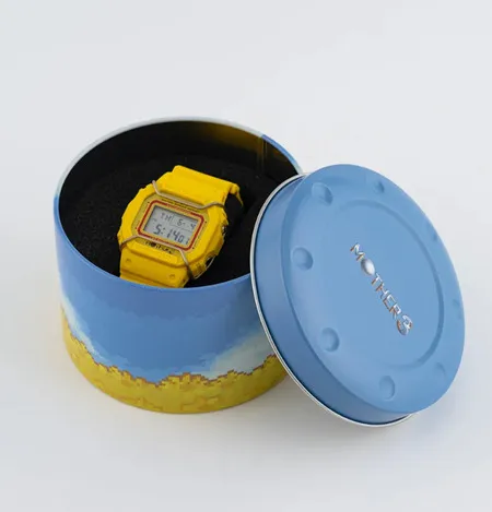 LED backlight G-Shock DW-5600MOT26-9 menampilkan pixel art ladang bunga matahari