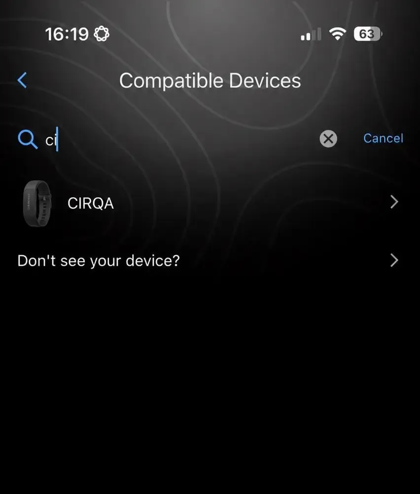 Tampilan depan Garmin CIRQA yang muncul di aplikasi Garmin Connect, memperlihatkan desain tanpa layar dengan logo Garmin