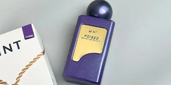 Seseorang menyemprotkan parfum HINT EDP Poised untuk menunjukkan ketahanan aromanya