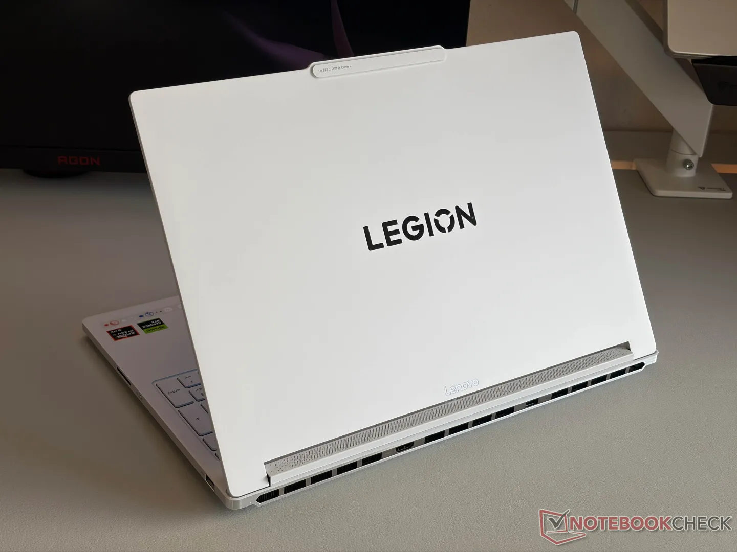 Tampilan atas laptop gaming Lenovo Legion 7 16AGP11 varian baru dengan GPU RTX 5070