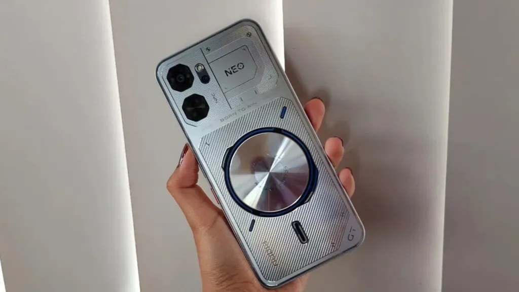 Tampak belakang Nubia Neo 5 GT Special Edition dengan desain gaming