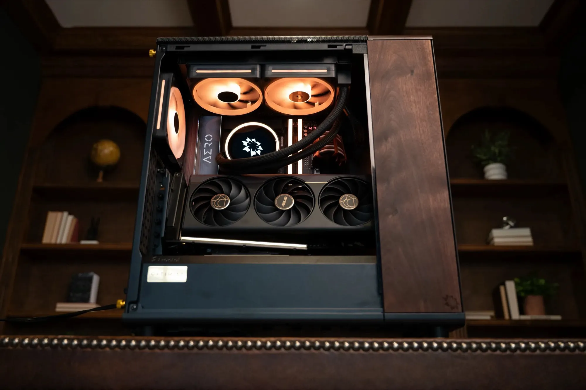 PC gaming Optimist Nocturne edisi 2026 dengan panel kayu solid, aksen kuningan, dan pencahayaan putih hangat