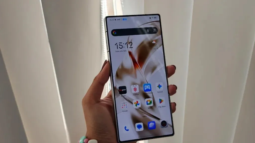 Bagian belakang REDMAGIC 11S Pro memperlihatkan Signature TurboFan