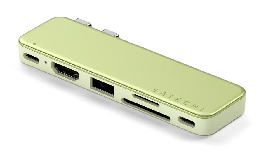 Tampak dekat USB-C Snap Hub Satechi yang menempel rata di MacBook Neo warna Blush
