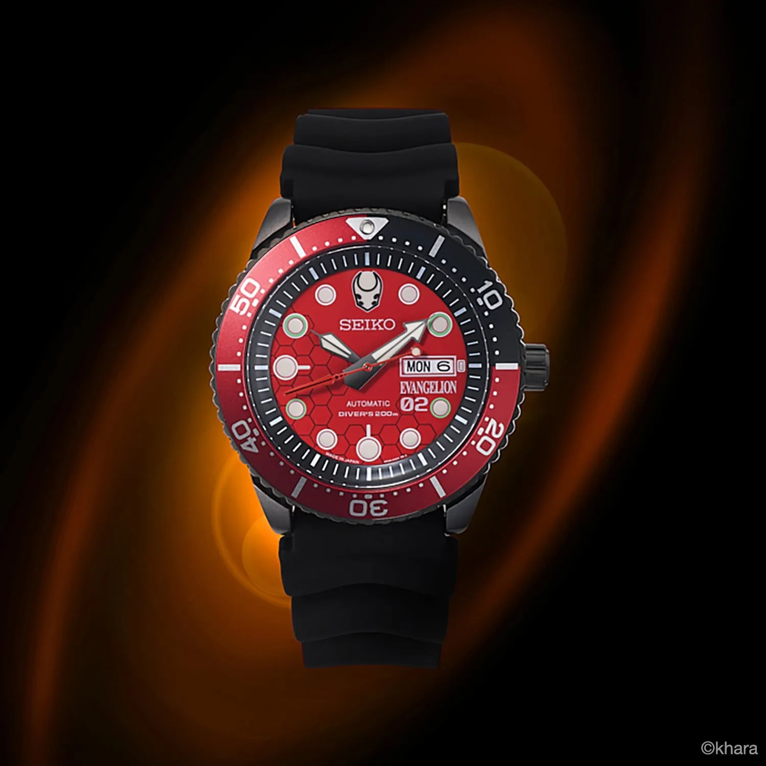 Detail dial merah jam tangan Seiko A347 EVA-02 Diver's Watch dengan jarum detik Tombak Longinus