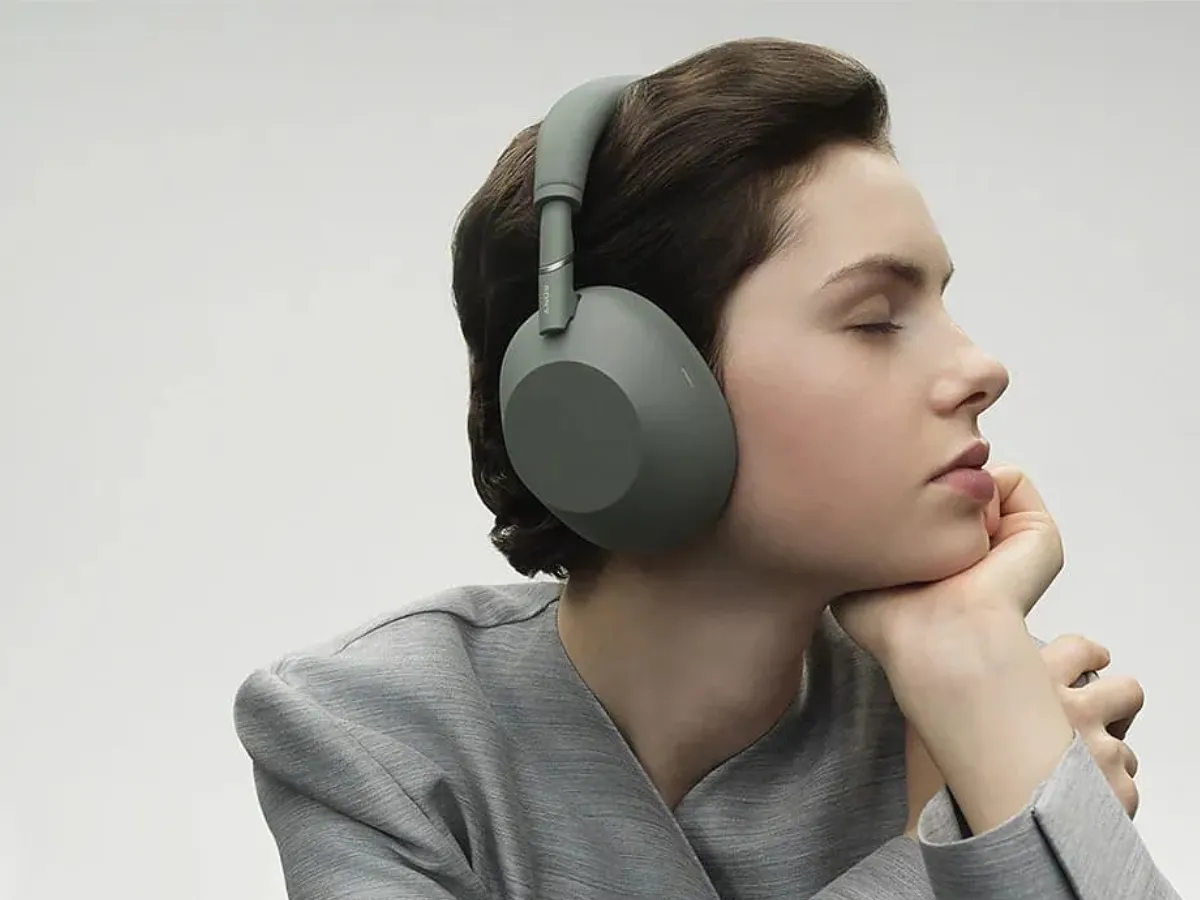Close-up logo Sony pada earcup WH-1000XM6 varian hijau