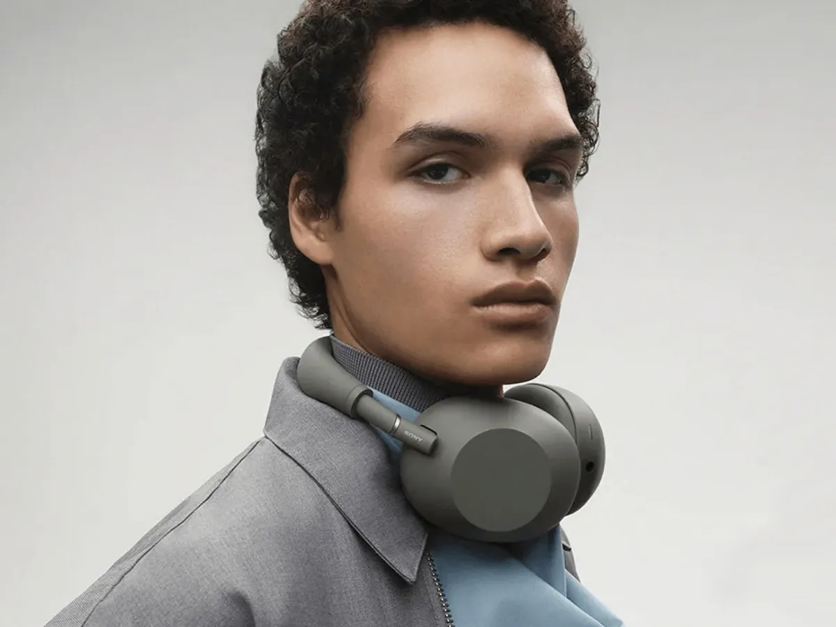 Sudut samping Sony WH-1000XM6 warna hijau memperlihatkan bantalan earcup