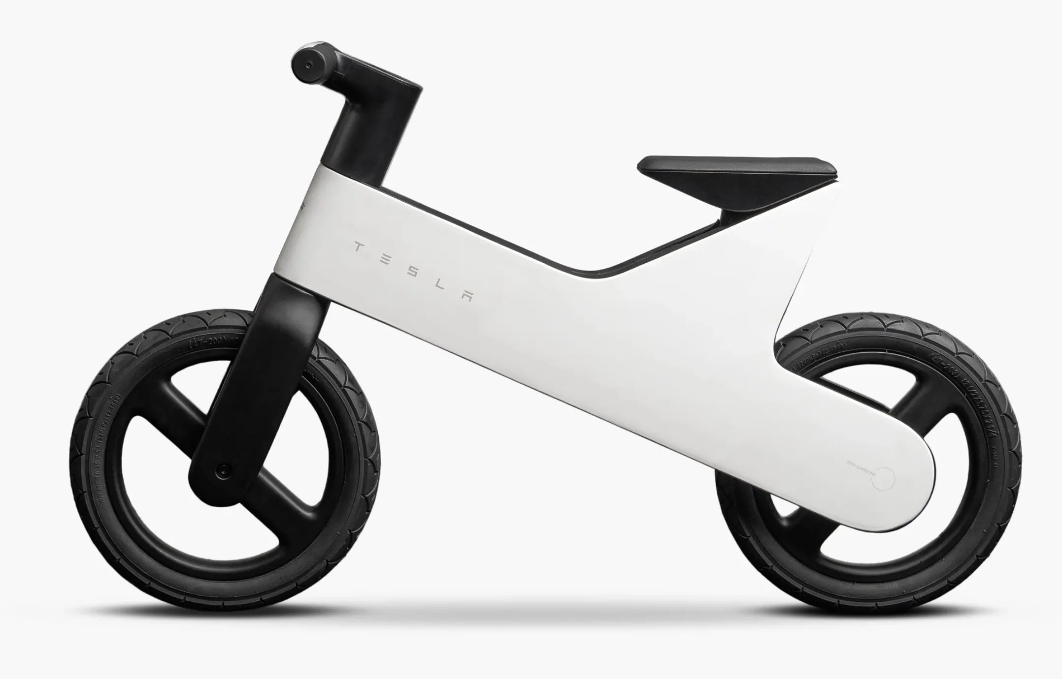 Tampak samping Tesla Balance Bike berwarna hitam putih dengan frame magnesium alloy