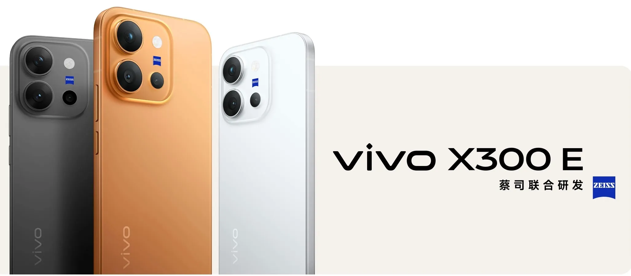 Tiga pilihan warna Vivo X300 E: oranye, putih, dan hitam dengan housing kamera persegi